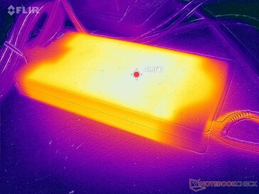 L'adaptateur CA atteint plus de 41 °C lorsque vous utilisez des charges exigeantes, comme des jeux, pendant de longues périodes