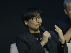 Hideo Kojima interagit avec les fans lors du Death Stranding World Tour en Arabie Saoudite (source d&#039;image : PlayStation Arabia YT)
