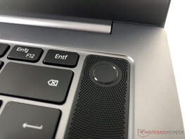 Le bouton d'alimentation et le capteur d'empreintes digitales sont situés à droite du clavier