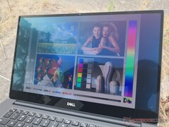 Dell XPS 15 7590 - À l'extérieur par une journée nuageuse mais lumineuse.