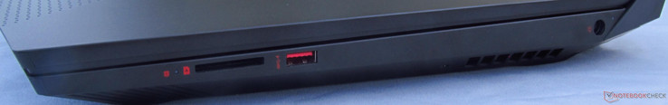 Côté droit : lecteur de carte SD, USB A 3.0 Gen 1, entrée secteur.