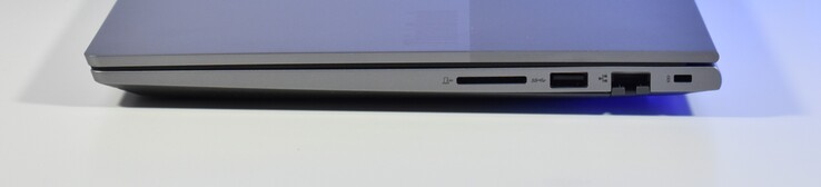 droit : Lecteur de carte SD, USB-A 3.2 Gen 1, RJ45-Ethernet, verrou Kensington