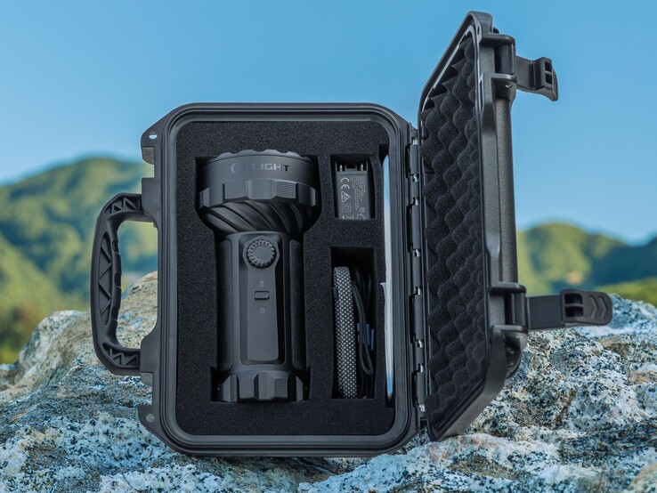 L'Olight Marauder 3 est livrée avec un étui de rangement pour la lampe torche et ses accessoires.