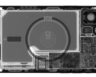 Radiographie d'un iPhone 12 montrant l'emballage interne, y compris la batterie. (Image : Creative Electron)