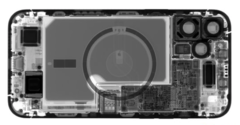 Radiographie d'un iPhone 12 montrant l'emballage interne, y compris la batterie. (Image : Creative Electron)