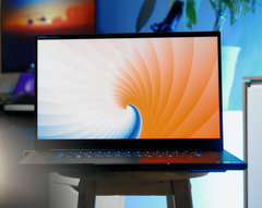 Le Razer Blade 17 de cette année est l'un des ordinateurs portables les plus fins avec un dGPU RTX 3080 Ti. (Image Source : Hardware Canucks)