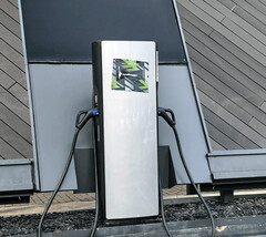 Une fuite concernant une station de charge à deux pistolets pour la nouvelle architecture de groupe motopropulseur 1000V de BYD (Image source : CNC)