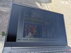 A l'extérieur, sous la lumière du soleil