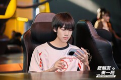 Un passionné d'e-sport avec un smartphone phare iQoo à ChinaJoy 2025. (Source de l'image : iQoo)