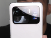 Le Xiaomi Mi 11 Ultra a fui, il comporte un minuscule écran de second passage dans le bossage de la caméra arrière. (Image : Tech Buff PH)