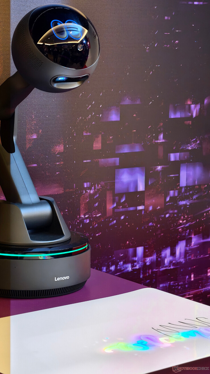 L'AI Workmate de Lenovo projeté sur une surface en contrebas.