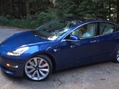 La Tesla Model 3 Performance 2018 est une excellente berline dotée d'une batterie de 75 kWh. (Source de l'image : Redline Reviews via YouTube)
