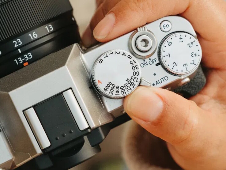 Les cadrans de contrôle direct se trouvent à côté du flash pop-up central sur le dessus de l'appareil photo Fujifilm X-T30 III. (Source de l'image : Fujifilm)