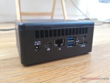 Arrière : Adaptateur secteur, Mini DisplayPort 1.4, Gigabit RJ-45, 2x USB 3.1 Gen. 2, USB-C avec Thunderbolt 3, HDMI 2.0b