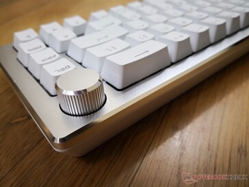 La molette est rigide et constitue facilement la meilleure partie du clavier. En appuyant sur la molette, on coupe le son du PC