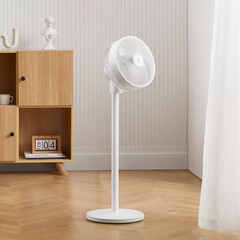 Le Mijia Smart DC Variable Frequency Standing Fan a une portée de 16 m (~52 ft). (Image source : Xiaomi via Youpin)