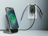 La nouvelle brique de recharge rapide Nomad 65W est surmontée d'un socle de recharge sans fil (Image source : Nomad)