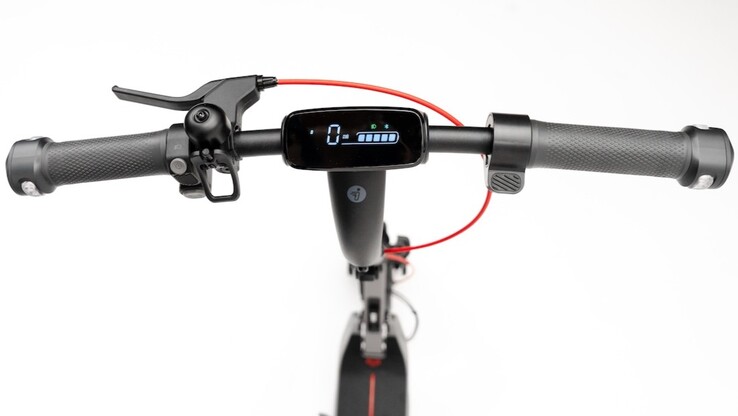 La trottinette électrique Segway E3 Go est équipée de feux latéraux, d’une sonnette et d’un écran de 2,8 pouces.