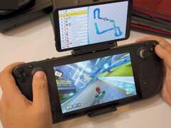 Steam Deck utilise l'écran double de Retroid pour jouer à Mario Kart, avec la course sur l'écran principal et le plan du circuit sur l'écran secondaire. (Source de l'image : GameXData via YouTube)