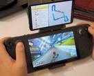 Steam Deck utilise l'écran double de Retroid pour jouer à Mario Kart, avec la course sur l'écran principal et le plan du circuit sur l'écran secondaire. (Source de l'image : GameXData via YouTube)