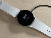 La Galaxy Watch5 Pro pourrait ressembler à une plus grande Galaxy Watch4, illustrée. (Image source : NotebookCheck)