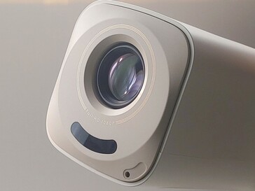 Une petite caméra située dans le coin avant permet au projecteur d'effectuer une mise au point automatique de l'image. (Source de l'image : Notebookcheck)