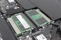 Quatre emplacements SODIMM DDR5 accessibles