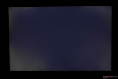 Saignement modéré et inégal du rétroéclairage dans les coins