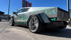 Le Cybertruck dually est équipé de casquettes personnalisées (Source de l'image : Red's Miami/IG)