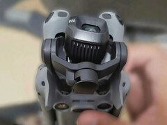 Le DJI Mini 5 Pro et un gros plan de son nouveau capteur de caméra de type 1 pouce et de son système de cardan. (Source de l'image : via Mauro Tandoi)