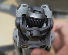 Le DJI Mini 5 Pro et un gros plan de son nouveau capteur de caméra de type 1 pouce et de son système de cardan. (Source de l'image : via Mauro Tandoi)