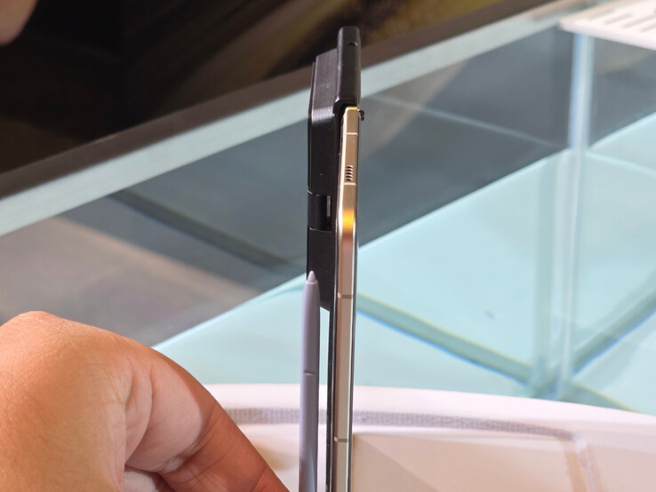 Le Magic V5 de Honor à côté d'un stylo S Pen de Samsung. (Source de l'image : Weibo)