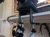 L'empattement et le volant sont montés à l'aide d'une pince de bureau.