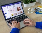 Des mains tapant sur un ordinateur portable affichant une boutique en ligne.