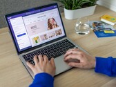Des mains tapant sur un ordinateur portable affichant une boutique en ligne.