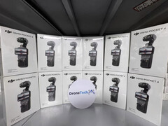Une pile d'unités de vente apparentes du DJI Osmo Pocket 4 Creator Combo.