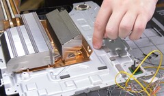 La mémoire inférieure (emplacement pointé par le doigt) n'est pas en contact avec l'énorme dissipateur de chaleur de la PS5. (Source de l'image : Gamers Nexus)