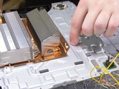 La mémoire inférieure (emplacement pointé par le doigt) n'est pas en contact avec l'énorme dissipateur de chaleur de la PS5. (Source de l'image : Gamers Nexus)