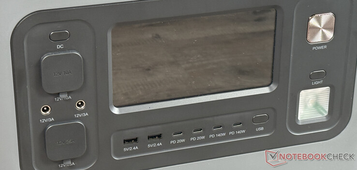 Sur la face avant : écran, 6 ports USB et autres ports CC, bouton d'alimentation et témoin lumineux