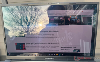 Asus VivoBook S15 BAPE à la lumière du soleil