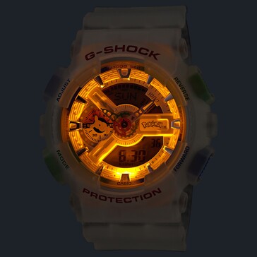 La montre Casio G-Shock Pokémon GA-110, dont le rétroéclairage LED ambré est activé dans un environnement sombre.