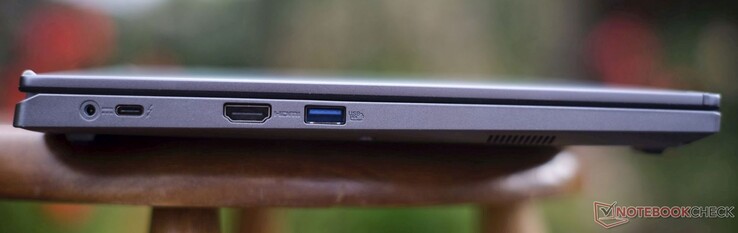 À gauche : port de charge, Thunderbolt 4, HDMI 2.1 (4K60), USB-A 3.2