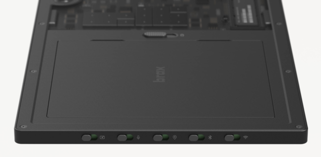 Outre une batterie remplaçable par l'utilisateur, des interrupteurs matériels coupent l'alimentation des radios, du micro et de la webcam (Image Source Braxtech)