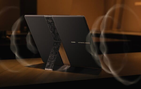 Le Huawei MateBook Fold est doté d'une béquille intégrée et de six haut-parleurs. (Source de l'image : Huawei)