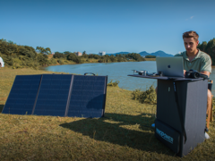 Le panneau solaire iNNOPOWER S100W peut également être utilisé comme table. (Image source : iNNOPOWER)