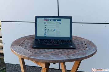 Lenovo ThinkPad A285 à l'extérieur à l'ombre.