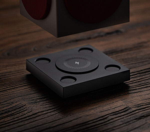L'enceinte Retro Cube 2 - N Edition est livrée avec une station d'accueil pour le chargement sans fil. (Source de l'image : 8BitDo)