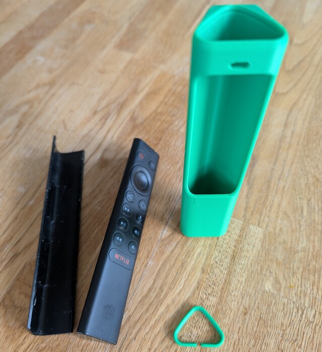 L'étui de la télécommande Nvidia Shield est plus que capable de réparer une porte de batterie cassée (Image Source : Notebookcheck)