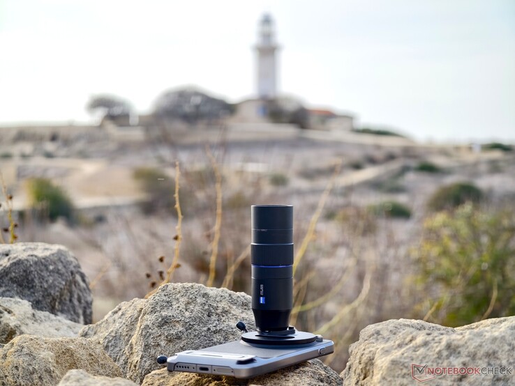 Le Vivo X300 Pro avec le téléconvertisseur Zeiss pendant le voyage à Chypre et à Malte. (Source de l'image : Alexander Fagot, Notebookcheck)