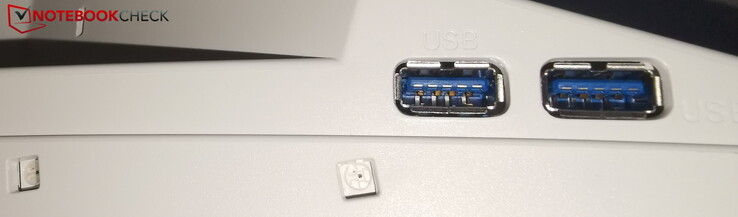 Les deux ports USB en bas à gauche